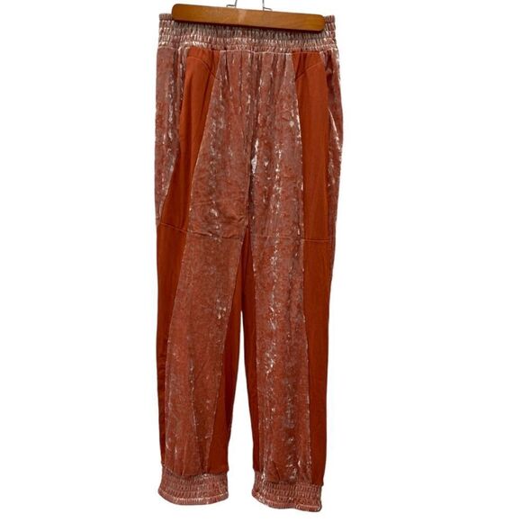 We are HAH 1 track mind pants in Rose
Crushed Velvet.Size S - Picture 7 of 14